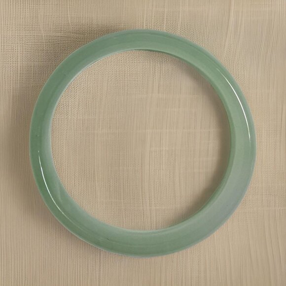 Green Jade Bangle - Picture 4 of 9